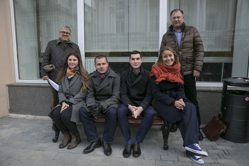 Illustration for news: HSE Alumni Place Bench Next to University Building