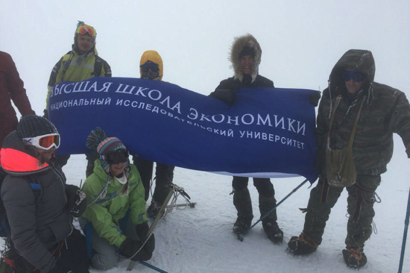 Иллюстрация к новости: Представители Вышки в четвертый раз покорили Эльбрус